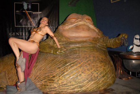 Téléchargez les photos : Alicia Arden au Slave Leia day tour et séance photo avec Jabba the Hutt, Gentle Giant Studios, Burbank, CA. 07-16-10 - en image libre de droit