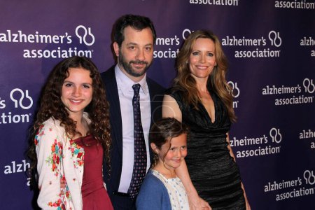 Foto de Judd Apatow, Leslie Mann, Maude Apatow, Iris Apatow at the 19th Annual ""A Night At Sardi's"" Fundraiser and Awards Dinner Benefiting The Alzheimer's Association, Beverly Hilton Hotel, Beverly Hills, CA. 03-16-11 - Imagen libre de derechos