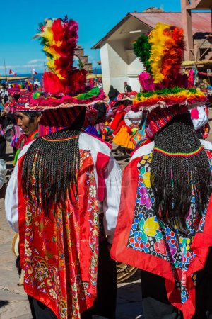 Téléchargez les photos : Musiciens et danseurs dans les Andes péruviennes à Puno Pérou - en image libre de droit