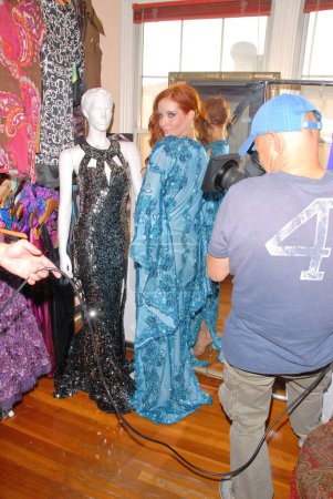 Téléchargez les photos : Phoebe Price portant une robe bleue et posant pour camera man - en image libre de droit
