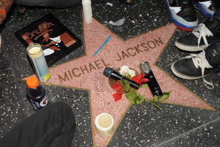 Téléchargez les photos : Veillée pour Michael Jackson sur le site de Los Angeles Radio Personality Michael Jackson's Star, Due to the Pop Icon's Star Covered due to the Premiere of 'Bruno'. Vine Boulevard, Hollywood, CA. - en image libre de droit
