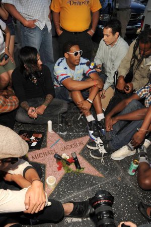 Téléchargez les photos : Veillée pour Michael Jackson sur le site de Los Angeles Radio Personality Michael Jackson's Star, Due to the Pop Icon's Star Covered due to the Premiere of 'Bruno'. Vine Boulevard, Hollywood, CA. 06-25-09 - en image libre de droit