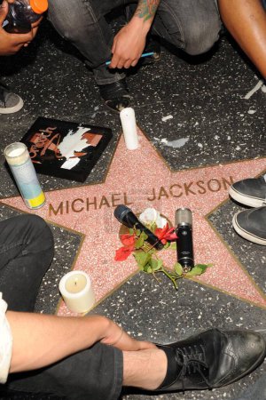 Téléchargez les photos : Veillée pour Michael Jackson sur le site de Los Angeles Radio Personality Michael Jackson's Star, Due to the Pop Icon's Star Covered due to the Premiere of 'Bruno'. Vine Boulevard, Hollywood, CA. 06-25-09 - en image libre de droit