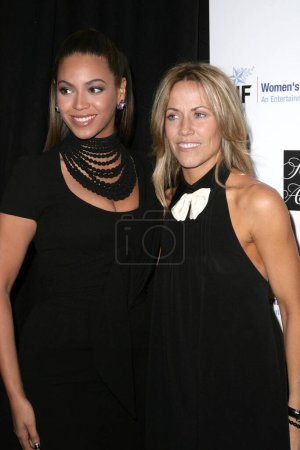 Téléchargez les photos : Beyonce Knowles et Sheryl Crow à la 14e soirée inoubliable annuelle de Saks Fifth Avenue au profit du Fonds de recherche sur le cancer chez les femmes de la Fondation de l'industrie du divertissement. Beverly Wilshire Hotel, Beverly Hills, CA. 02-10-09 - en image libre de droit