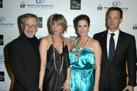 Téléchargez les photos : Steven Spielberg et Kate Capshaw avec Rita Wilson et Tom Hanks à la 14e soirée inoubliable de la Saks Fifth Avenue au profit du Fonds de recherche sur le cancer chez les femmes de la Fondation de l'industrie du divertissement. Beverly Wilshire Hotel CA. 02-10-09 - en image libre de droit