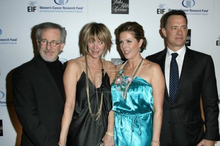 Téléchargez les photos : Steven Spielberg et Kate Capshaw avec Rita Wilson et Tom Hanks à la 14e soirée inoubliable de la Saks Fifth Avenue au profit du Fonds de recherche sur le cancer chez les femmes de la Fondation de l'industrie du divertissement. Hôtel Beverly Wilshire, Beverly Hills - en image libre de droit