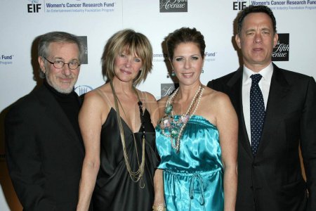 Téléchargez les photos : Steven Spielberg et Kate Capshaw avec Rita Wilson et Tom Hanks à la 14e soirée inoubliable de la Saks Fifth Avenue au profit du Fonds de recherche sur le cancer chez les femmes de la Fondation de l'industrie du divertissement. Beverly Hills, Californie. 02-10-09 - en image libre de droit