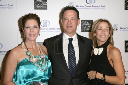 Téléchargez les photos : Rita Wilson avec Tom Hanks et Sheryl Crow à la 14e soirée inoubliable de Saks Fifth Avenue au profit du Fonds de recherche sur le cancer chez les femmes de la Fondation de l'industrie du divertissement. Beverly Wilshire Hotel, Beverly Hills, CA. 02-10-09 - en image libre de droit