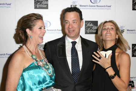 Téléchargez les photos : Rita Wilson avec Tom Hanks et Sheryl Crow à la 14e soirée inoubliable de Saks Fifth Avenue au profit du Fonds de recherche sur le cancer chez les femmes de la Fondation de l'industrie du divertissement. Beverly Wilshire Hotel, Beverly Hills, CA. 02-10-09 - en image libre de droit