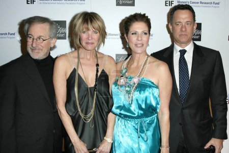 Téléchargez les photos : Steven Spielberg et Kate Capshaw avec Rita Wilson et Tom Hanks lors de la 14e soirée inoubliable de la Saks Fifth Avenue au profit du Fonds de recherche sur le cancer chez les femmes de la Fondation de l'industrie du divertissement. 02-10-09 - en image libre de droit