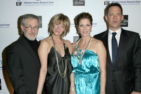 Téléchargez les photos : Steven Spielberg et Kate Capshaw avec Rita Wilson et Tom Hanks à la 14e soirée inoubliable de la Saks Fifth Avenue au profit du Fonds de recherche sur le cancer chez les femmes de la Fondation de l'industrie du divertissement. Beverly Hills, Californie. 02-10-09 - en image libre de droit