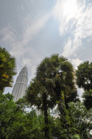 Foto de KUALA LUMPUR - 10 DE ABRIL: Vista general de las Torres Gemelas Petronas - Imagen libre de derechos