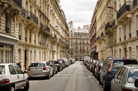 Téléchargez les photos : La rue typique. bâtiments parisiens. la rue un jour typique. - en image libre de droit