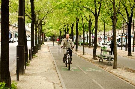 Téléchargez les photos : Man on bike, Paris - en image libre de droit