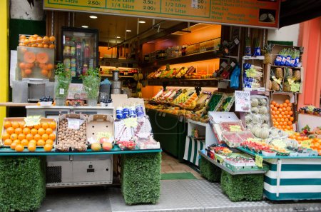 Téléchargez les photos : Achetez des fruits et légumes - en image libre de droit