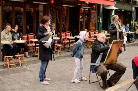 Téléchargez les photos : La rue était bondée le jour. Montmartre, Paris - en image libre de droit