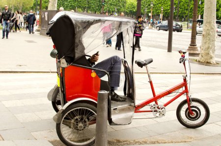 Téléchargez les photos : Tourist vehicle. Retro bicycle in Paris - en image libre de droit