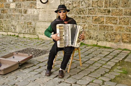 Téléchargez les photos : Musicien de rue, Paris, France - en image libre de droit