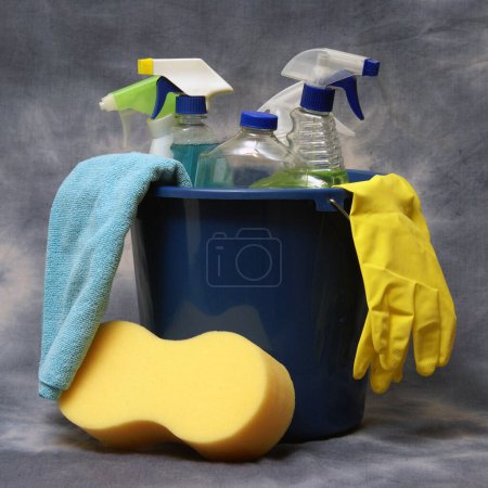 Téléchargez les photos : Fournitures de nettoyage dans un seau bleu - en image libre de droit