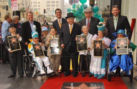 Téléchargez les photos : Johnny Grant avec les acteurs qui ont joué The Munchkins From The Wizard of OZ lors d'une cérémonie honorant les Munchkins avec une étoile sur le Hollywood Walk of Fame. Hollywood Boulevard, Hollywood, CA. - en image libre de droit