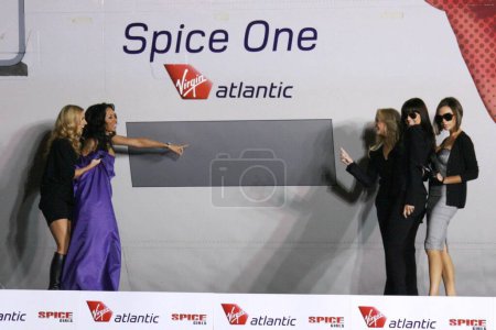 Foto de Las Spice Girls consisten en Geri Helliwell, Melanie Chisholm, Emma Bunton, Melanie Brown y Victoria Beckham en el nombramiento de un avión de la Virgen Atlántica 'Spice One'. Aeropuerto Internacional de Los Ángeles, Los Ángeles - Imagen libre de derechos