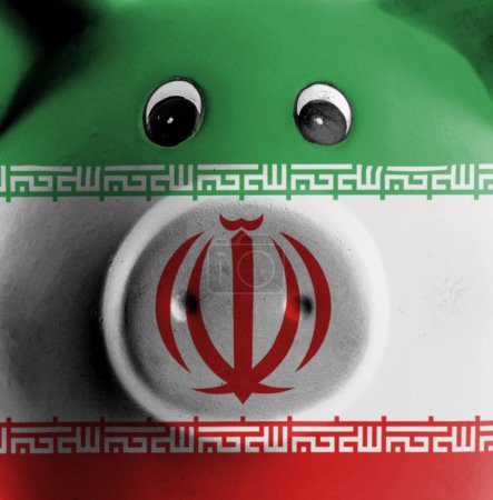 Téléchargez les photos : Tirelire en céramique avec peinture du drapeau national de l'iran - en image libre de droit