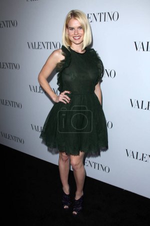 Téléchargez les photos : Alice Eve à la fête de lancement du 50e anniversaire de Valentino et dévoilement de son nouveau magasin phare de Beverly Hills, Valentino, Beverly Hills, Californie - en image libre de droit