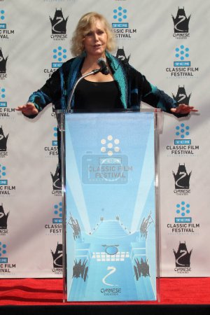Foto de Kim Novak en la ceremonia de impresión de manos y pies de Kim Novak coincidiendo con el Festival de Cine TCM, Teatro Chino, Hollywood, CA - Imagen libre de derechos