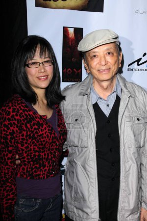 Téléchargez les photos : James Hong et sa fille à la première de "With Great Power : The Stan Lee Story", iPic Theaters, Pasadena, CA - en image libre de droit