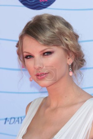 Téléchargez les photos : Taylor Swift aux arrivées des Teen Choice Awards 2012, Gibson Amphitheatre, Universal City, CA - en image libre de droit