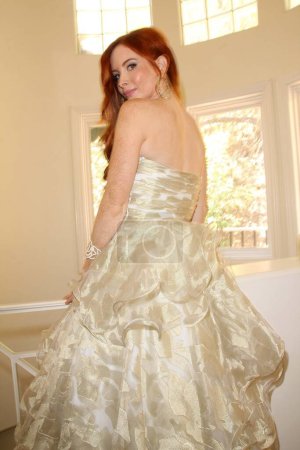 Téléchargez les photos : Phoebe Price se prépare pour les Primetime Emmy Awards 2012, lieu privé, Los Angeles, - en image libre de droit