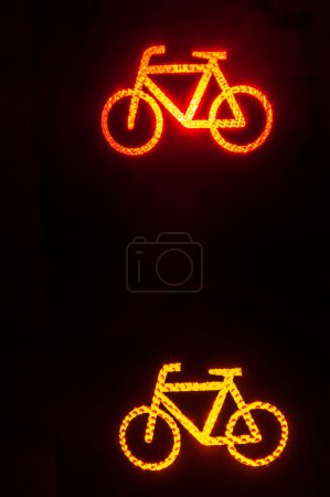 Téléchargez les photos : Bicycle neon sign on black background - en image libre de droit
