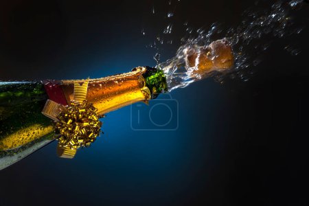 Foto de Celebración con apertura botella de champán - Imagen libre de derechos