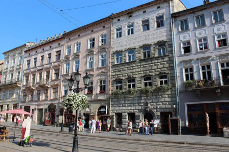 Téléchargez les photos : Rue à Lviv avec des gens qui se reposent - en image libre de droit