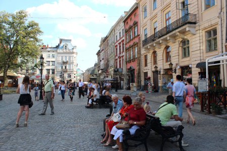 Téléchargez les photos : Rue à Lviv avec des gens qui se reposent - en image libre de droit