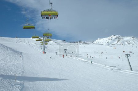 Foto de Estación de esquí de invierno en los Alpes - Imagen libre de derechos
