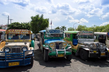 Téléchargez les photos : Jeepney. Angeles City sur l'île de Luçon aux Philippines. ÉDITORIAL - en image libre de droit