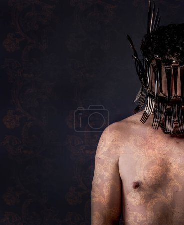 Téléchargez les photos : Homme nu avec casque en fourchettes - en image libre de droit