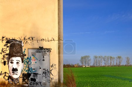 Téléchargez les photos : Hommage à charlot sur un mur de graffiti dans la campagne en dehors de Reggio Emilia, Italie - en image libre de droit