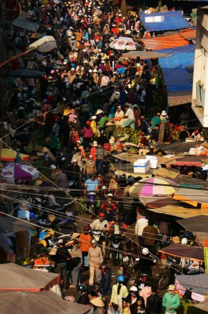 Téléchargez les photos : Scène bondée et animée au marché du Tet du Viet Nam (Nouvel An lunaire) - en image libre de droit