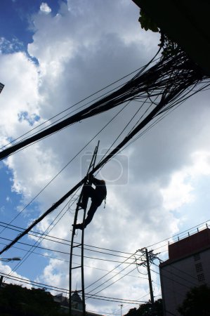 Foto de Electrician working among electric wire - Imagen libre de derechos