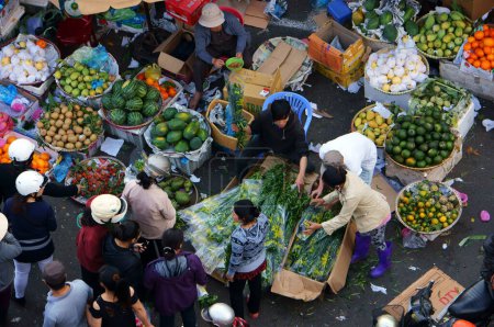 Téléchargez les photos : Marché fermier en plein air dans la ville asiatique - en image libre de droit