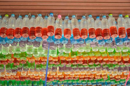 Foto de Botellas de plástico de colores utilizados decorados - Imagen libre de derechos