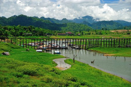 Foto de Puente de madera con río y montaña en Kanchanaburi Tailandia - Imagen libre de derechos