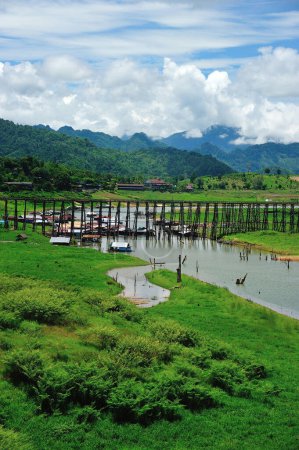 Téléchargez les photos : Pont en bois avec rivière et montagne à Kanchanaburi Thaïlande - en image libre de droit