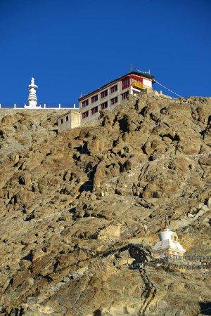 Téléchargez les photos : Gompa près d'un monastère bouddhiste. Province du Ladakh. Inde - en image libre de droit