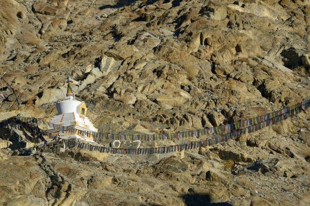 Foto de Gompa cerca de un monasterio budista. Provincia de Ladakh. India - Imagen libre de derechos