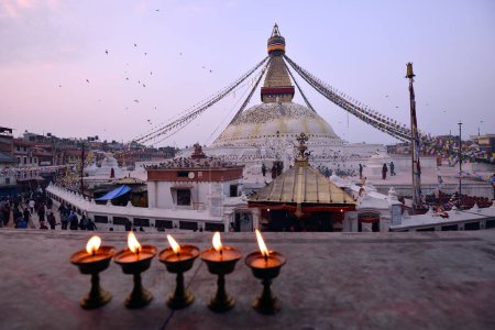 Téléchargez les photos : Bougies sacrées devant Boudha Nath (Bodhnath) stupa en kathm - en image libre de droit