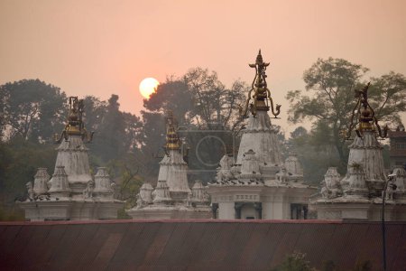 Téléchargez les photos : Toit du stupa dans le temple de Pashupatinath - en image libre de droit