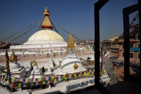Téléchargez les photos : Boudhanath Stupa à travers les fenêtres, vallée de Katmandou, Népal - en image libre de droit
